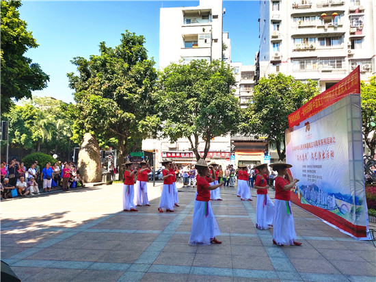 以歌舞表达爱国深情